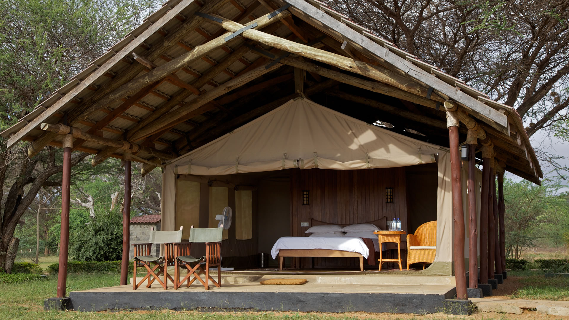 Ashnil Aruba Lodge overlooking the dam